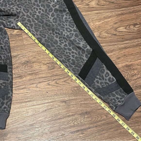Victoria’s Secret Pink Leopard Thick Fleece Joggers Gray Black White Size Medium - Picture 12 of 14